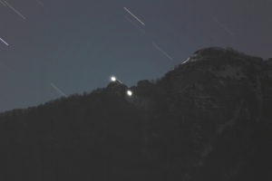 Foto continua di giove che "attraversa" il foro del Priaforà.